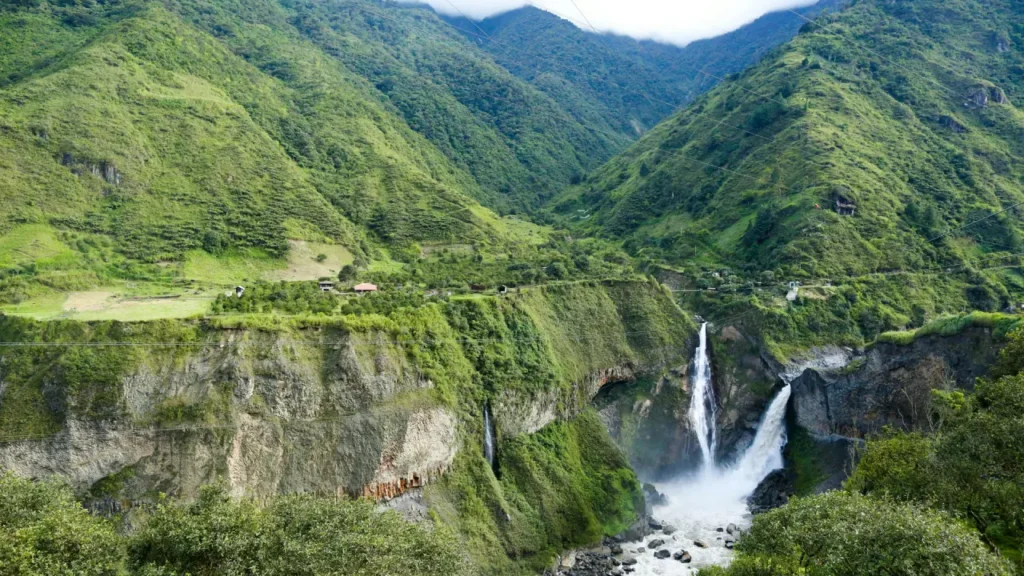 Baños de Agua Santa Ecuador , viajes y transporte turístico